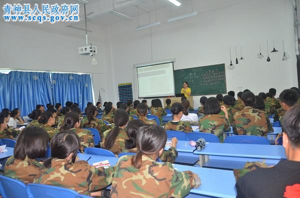 青神县人民医院血液科的老师为学生讲解献血的相关知识