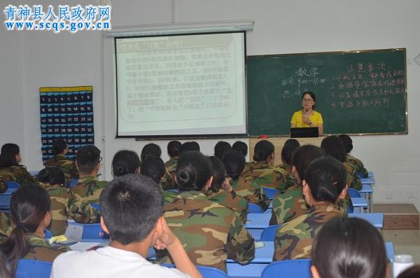 青神县人民医院血液科的老师为学生讲解献血的相关知识